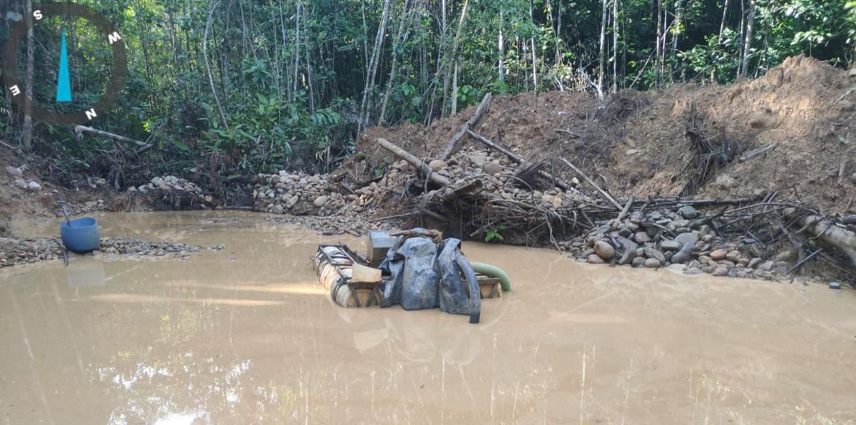 ARCOM_Ecu's tweet photo. 🚨 Operativo en #Sucumbíos ⚒️
Fuerzas Armadas decomisaron:
⛏️ 2 dragas
🚫 2 campamentos
🛢️ 60 galones de combustible
✅ Herramientas para minería ilegal
¡Protegemos el ambiente y la seguridad en la frontera! 🌎
#ARCOM #MineríaResponsable #ControlMinero #Sucumbíos #FFAAContigo https://t.co/1D7er2oQhs