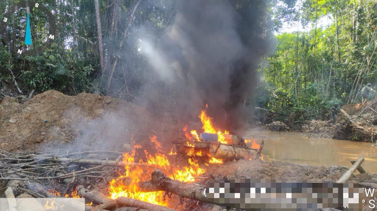 ARCOM_Ecu's tweet photo. 🚨 Operativo en #Sucumbíos ⚒️
Fuerzas Armadas decomisaron:
⛏️ 2 dragas
🚫 2 campamentos
🛢️ 60 galones de combustible
✅ Herramientas para minería ilegal
¡Protegemos el ambiente y la seguridad en la frontera! 🌎
#ARCOM #MineríaResponsable #ControlMinero #Sucumbíos #FFAAContigo https://t.co/1D7er2oQhs