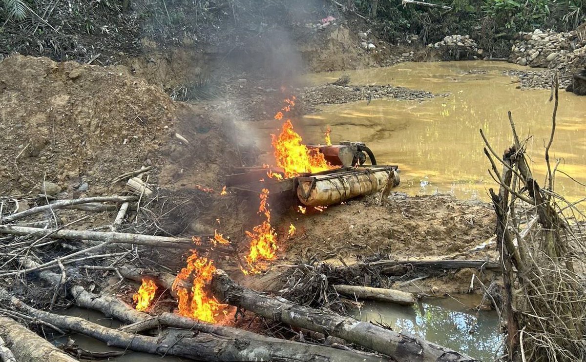 ARCOM_Ecu's tweet photo. 🚨 Operativo en #Sucumbíos ⚒️
Fuerzas Armadas decomisaron:
⛏️ 2 dragas
🚫 2 campamentos
🛢️ 60 galones de combustible
✅ Herramientas para minería ilegal
¡Protegemos el ambiente y la seguridad en la frontera! 🌎
#ARCOM #MineríaResponsable #ControlMinero #Sucumbíos #FFAAContigo https://t.co/1D7er2oQhs