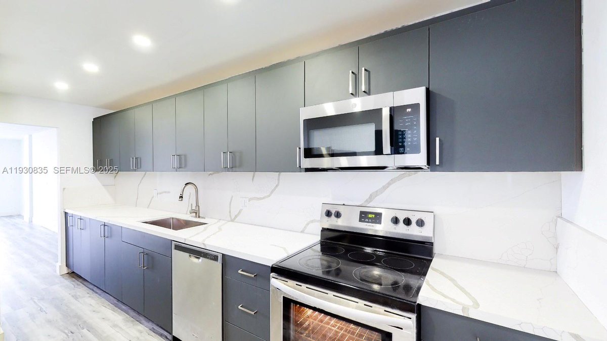 RealtybyRicardo's tweet photo. Location, upgrades, and a wow-worthy view!  This 1 bed, 1.5 bath Eastern Shores condo features a modern kitchen, new floors, and a sun-filled balcony with Sunny Isles views. Don’t wait—Lease it for $2050 per month!

#ForRent #CondoLiving #EasternShores https://t.co/W0kadSlZqn