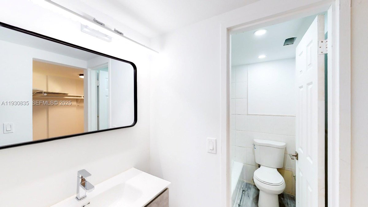 RealtybyRicardo's tweet photo. Location, upgrades, and a wow-worthy view!  This 1 bed, 1.5 bath Eastern Shores condo features a modern kitchen, new floors, and a sun-filled balcony with Sunny Isles views. Don’t wait—Lease it for $2050 per month!

#ForRent #CondoLiving #EasternShores https://t.co/W0kadSlZqn