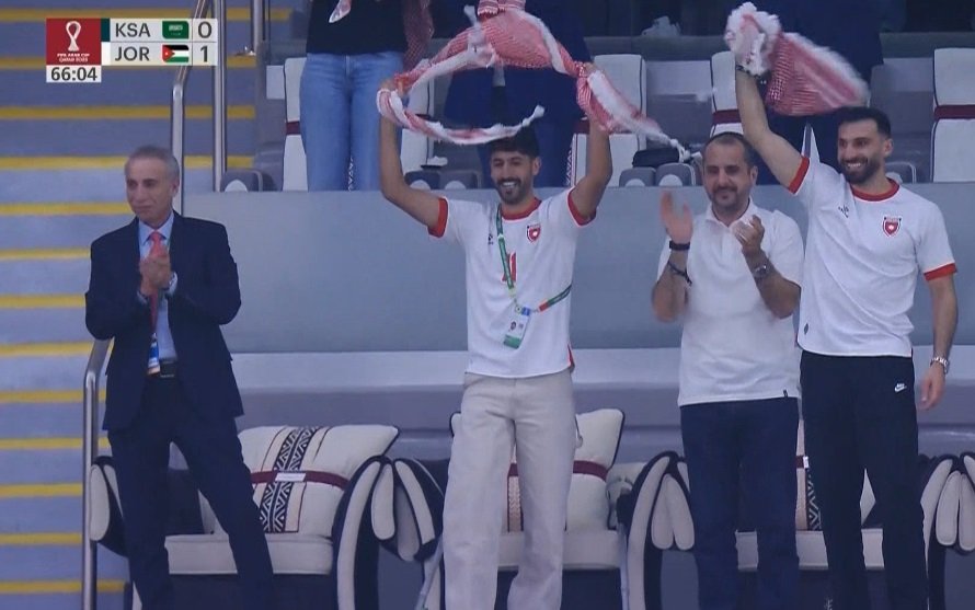 وقف من الفرحة ونسي الإصابة. احتفال يزن النعيمات في المدرجات بعد تسجيل منتخب الأردن الهدف الأول أمام السعودية 