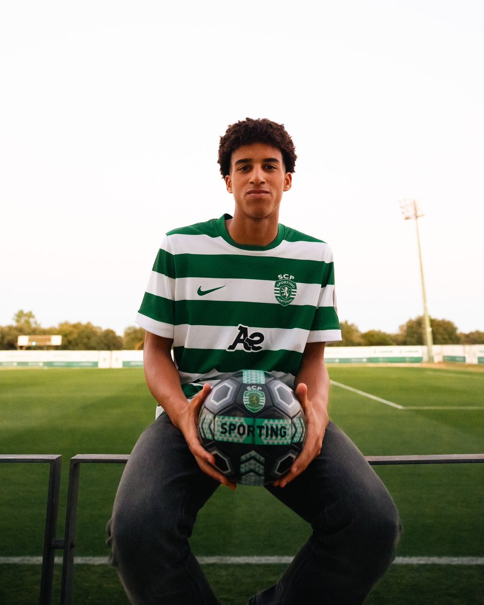 SportingCP's tweet photo. 🗣 "Vou dar o meu máximo todos os dias para retribuir a confiança."
Sandro Ferreira assina contrato profissional ✍️ #ADNSporting
👉 https://t.co/i5oDlWIOaV https://t.co/2fepJm7IMC