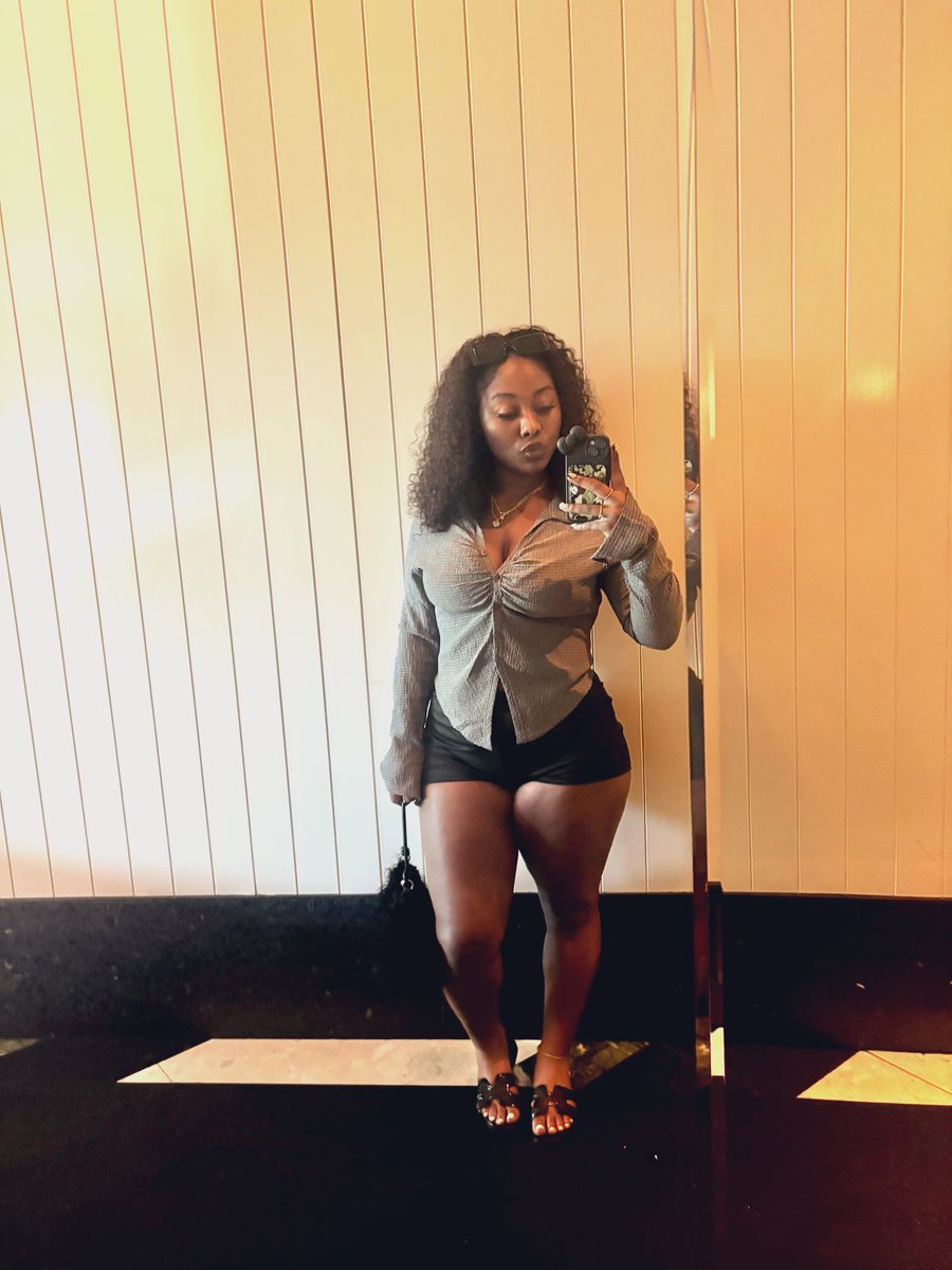 yamammybitchh's tweet photo. I think I love her https://t.co/VPd4GXMwJX