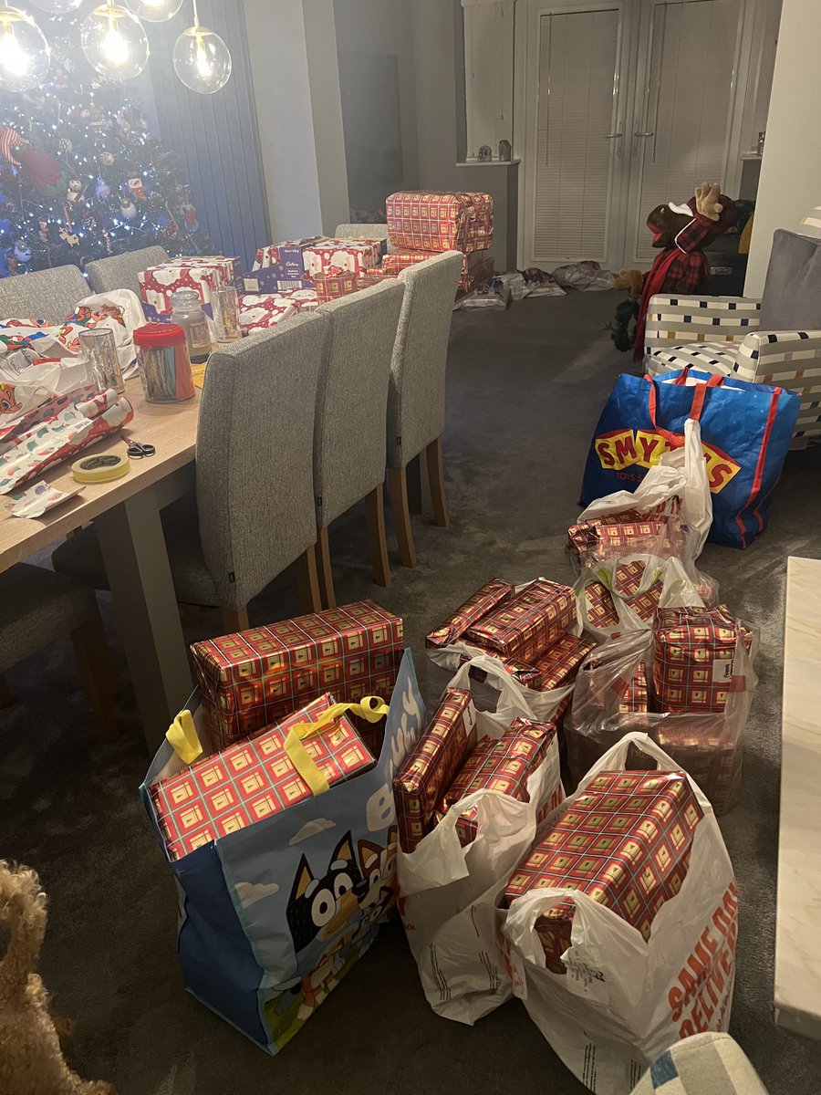 AndrewSinker's tweet image. Proud to donate gifts to local families at Fieldhead Carr Primary School in Leeds. Helping them to have a wonderful Christmas 🎅