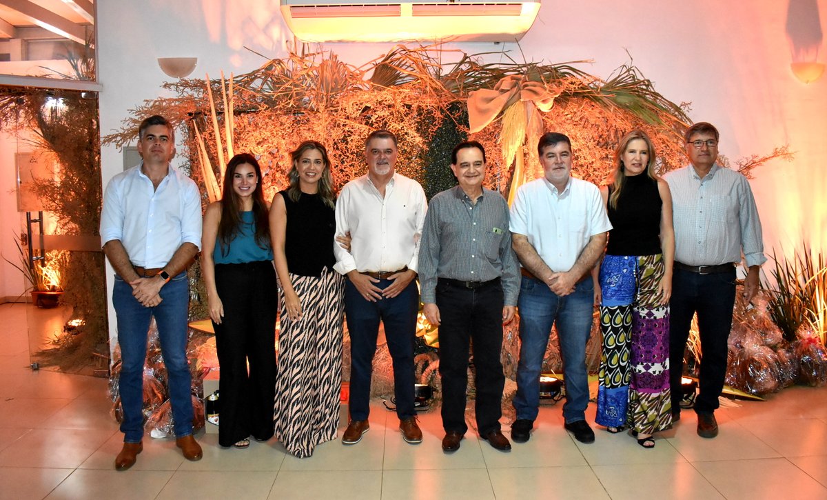 arp_py's tweet image. LA REGIONAL CORDILLERA DE LA ARP BRINDÓ POR UN PRODUCTIVO 2025

Fue una agradable jornada en donde resaltaron los trabajos realizados por el filial del gremio ganadero en este año que está culminando.
👉acortar.link/Noc1sX