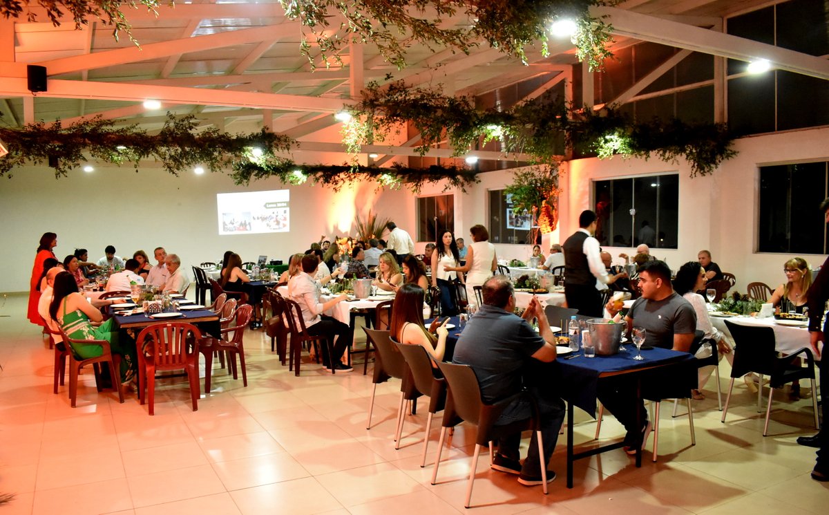 arp_py's tweet image. LA REGIONAL CORDILLERA DE LA ARP BRINDÓ POR UN PRODUCTIVO 2025

Fue una agradable jornada en donde resaltaron los trabajos realizados por el filial del gremio ganadero en este año que está culminando.
👉acortar.link/Noc1sX