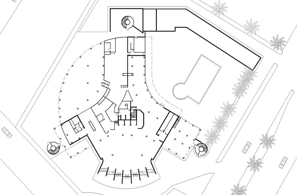 فندق قصر الرياض (كراون بلازا حالياً)

المالك: الشركة السعودية للخدمات الفندقية (دور للضيافة)
المصمم: مدام غيهوت (Madame Guihot)
المقاول: غير معروف
الافتتاح: 1979م

استعارة بصرية مهمة من أركان قلعة المصمك التاريخية

مزيدًا من المعلومات، الصور، الرسومات، وأكثر هنا: