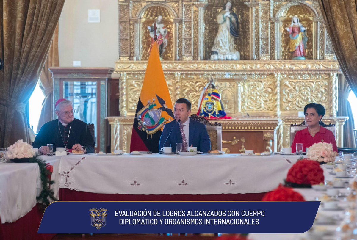Un año de metas cumplidos.

El Pdte. <a href="/DanielNoboaOk/">Daniel Noboa Azin</a>, acompañado de la canciller <a href="/gabisommerfeld/">Gabriela Sommerfeld</a> recibió en el Palacio de Carondelet al Cuerpo Diplomático y Organismos Internacionales acreditados en el país para evaluar los logros en política exterior y los objetivos para el 2026.
