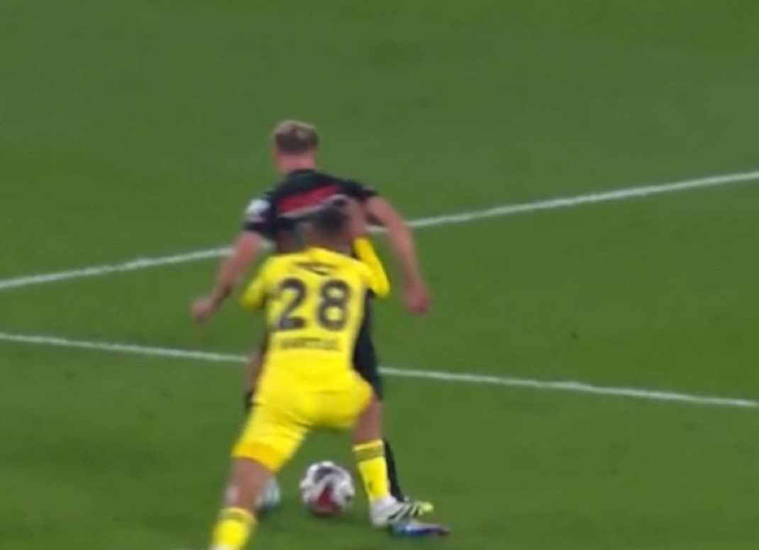 VAR forma rengine göre çağırıyor galiba. 24 saat geçmeden aynı pozisyon iki farklı karar!