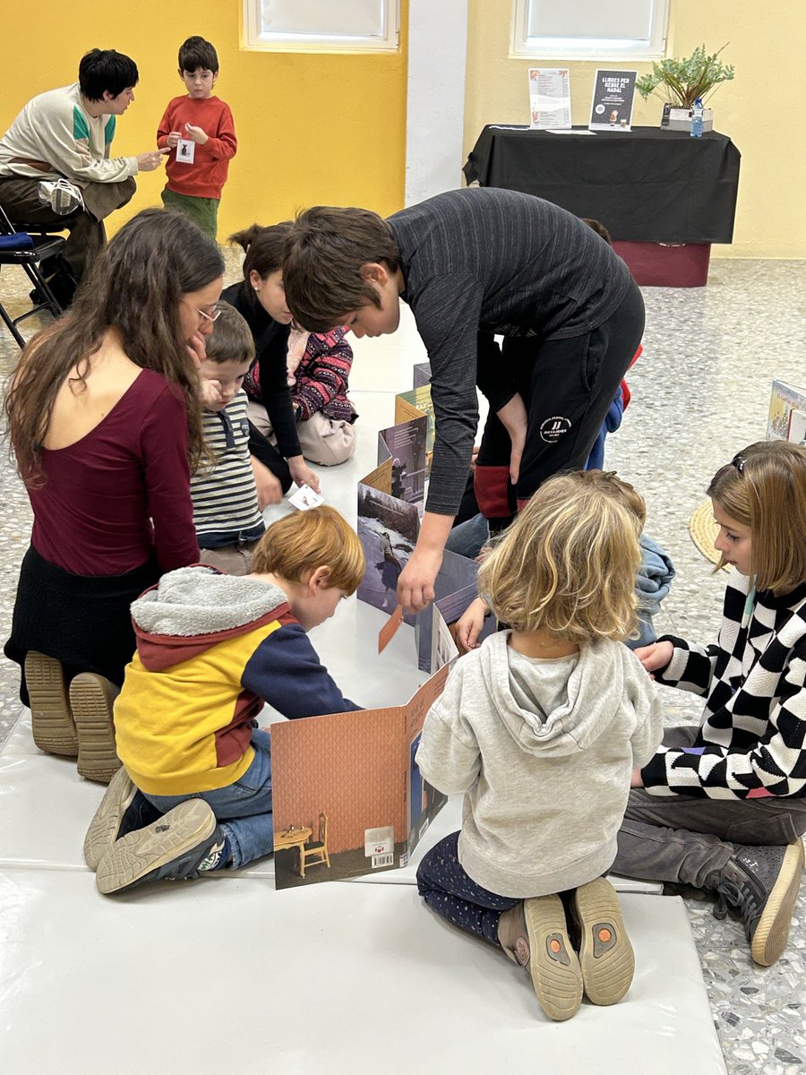 bplinyola's tweet photo. 🔳 Dissabte, vam compartir taller #mediaciólectora amb infants/famílies de la mà de Violeta Caballol
▪️Contes àlbums il.lustrats i còmics x unes vacances dhivern plenes de lectures.
🌟🎄💫 La màgia del Nadal ha començat a arribar a la biblioteca!
✔️Un acte gràcies @gencat #pnll https://t.co/tukjQs3UIV