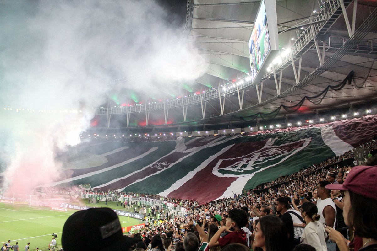FluminenseFC's tweet photo. O nosso muito obrigado ao apoio e à mobilização da torcida Tricolor na noite do último domingo e também em toda a temporada. 

A mobilização começou desde as primeiras horas do domingo, se estendeu por todo o dia na sede de Laranjeiras e entrou pra história com o maior bandeirão já visto no Maracanã. 

Com vaga direta na próxima Conmebol Libertadores, voltaremos ainda mais fortes e unidos para conquistarmos grandes coisas juntos. Foi, é e sempre vai ser pelo Fluminense. Obrigado, Melhor e Mais Bonita Torcida do Mundo.