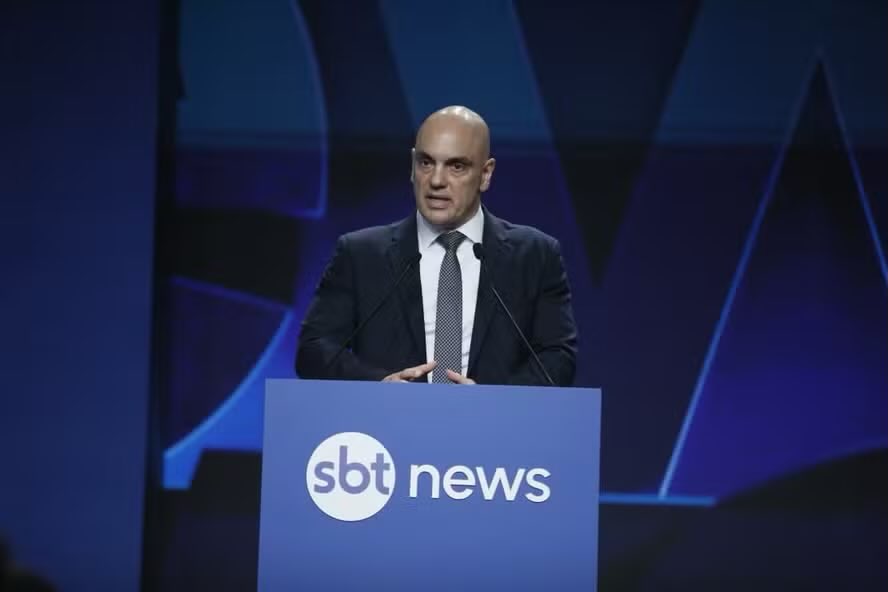 LuizCamargoVlog's tweet photo. O Zezé honrou o sobrenome! 👏👏
Por sinal sua conta segue suspensa. Em 2022, o cantor ousou apoiar o “candidato errado” — e acabou censurado por ordem do mesmo ditador a quem o SBT resolveu dar palco. https://t.co/z1yTljJXGu