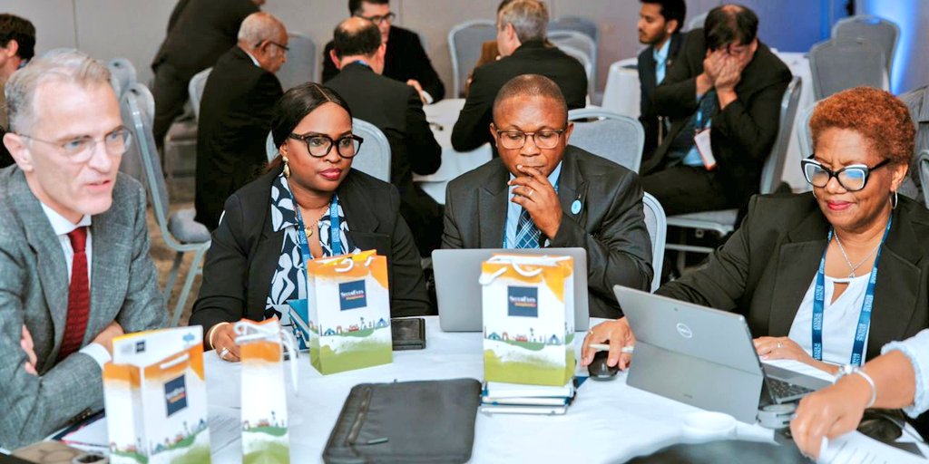 GladysMambulu's tweet photo. J'ai participé à Rio 🇧🇷 au Central Banking Autumn Meetings (19-20 nov. 2025). Thème : "coopération face aux chocs et à l’innovation."

Réserves, paiements, régulation : cap sur résilience &amp; MNBC.

L'avenir se prépare maintenant !

#RioDeJaneiro #CentralBanking #Innovation #MNBC https://t.co/lOoAJOFFwx