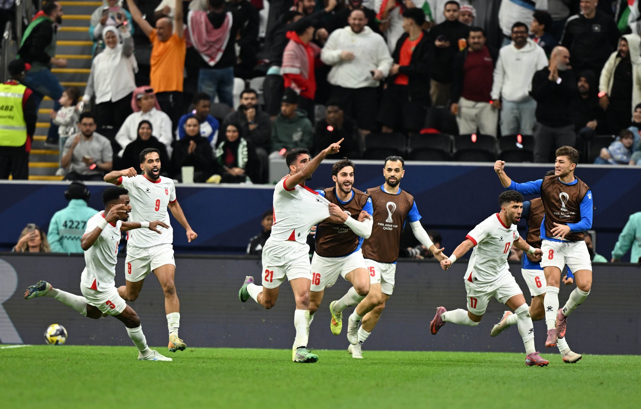 المنتخب السعودي يخسر أمام المنتخب الأردني بهدف دون مقابل في نصف نهائي كأس العرب.. الأخضر يواجه الإمارات في مباراة تحديد المركز الثالث، والأردن يلتقي المغرب في النهائي. السعوديه الاردن | #كأس_العرب 