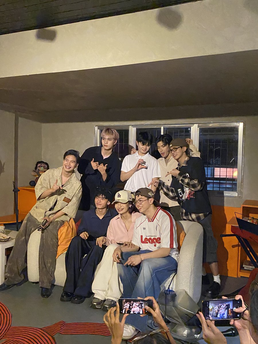 beurayann's tweet image. hindi ko masyado nacover yung event but i do still have sime moments to share with you sa #TheCloudscapeSessions mga personal anecdote (ANECDOTE ↗️↗️↗️) during Rawn's 1st jamming session with his friends