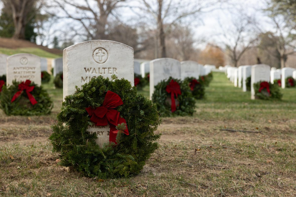 USMC's tweet image. Wreaths are displayed on tombstones at @ArlingtonNatl.

Each December, volunteers place wreaths as a way to honor and remember all those laid to rest at the Arlington National Cemetery. 

#USMC #WreathsAcrossAmerica #SemperFi