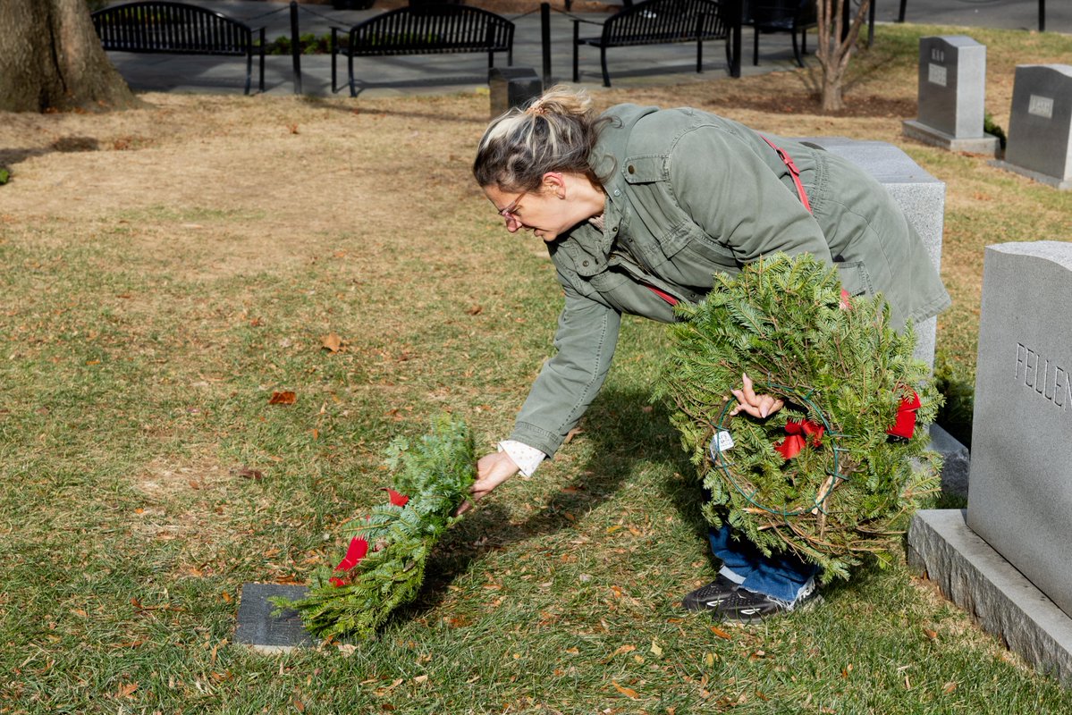 USMC's tweet image. Wreaths are displayed on tombstones at @ArlingtonNatl.

Each December, volunteers place wreaths as a way to honor and remember all those laid to rest at the Arlington National Cemetery. 

#USMC #WreathsAcrossAmerica #SemperFi