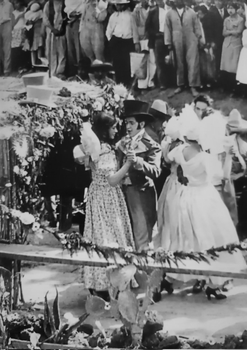 morenosanchez03's tweet image. Una pareja baila al ritmo del fandango (una especie de jarabe tapatío y jota), un viernes de Dolores en el canal de la Viga en 1922
#Mexdelrecuerdo #Ayer #olddays #gente #remember #damas