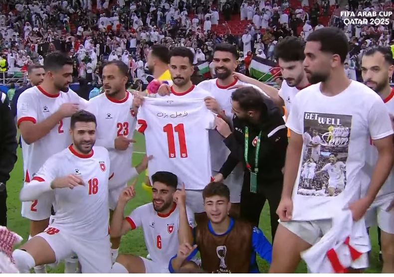 لاعبو منتخب الأردن يهدون التأهل إلى نهائي كأس العرب للاعب المصاب يزن النعيمات #لأجل_يزن 