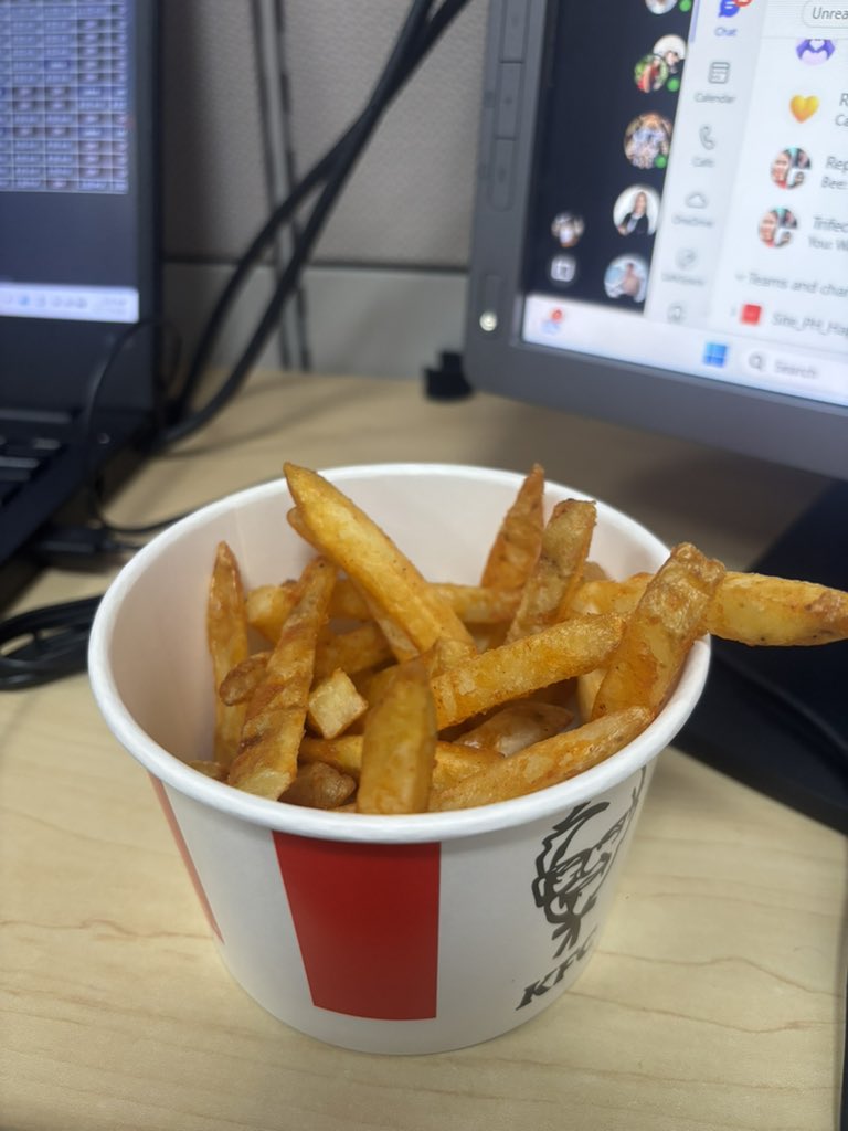 heyitsBenedq's tweet photo. Srsly? Ganto nalang kaliit serving ng KFC Bucket of Fries? Asked the crew. Sabi “ay tinimbang namin yan sir” 😬 https://t.co/ue19oBVCjO
