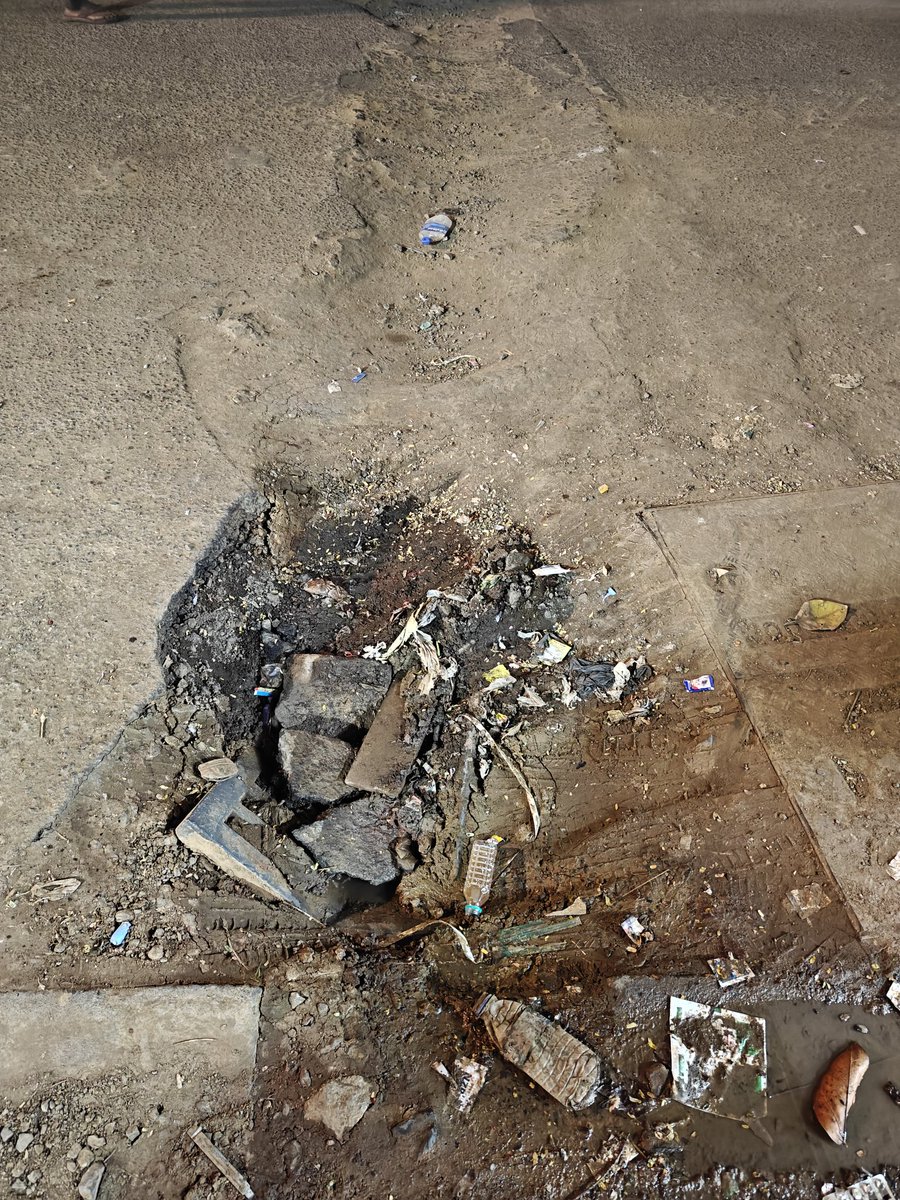 Ketan_Sh's tweet photo. @mybmcWardFN @RajeshreeAtWork The Gutter lid is fully off and still no BMC executives have visited the site.

The lane is also dogged and is poorly done 

Not sure if BMC is serious about the issue. https://t.co/fa0LVnL0av
