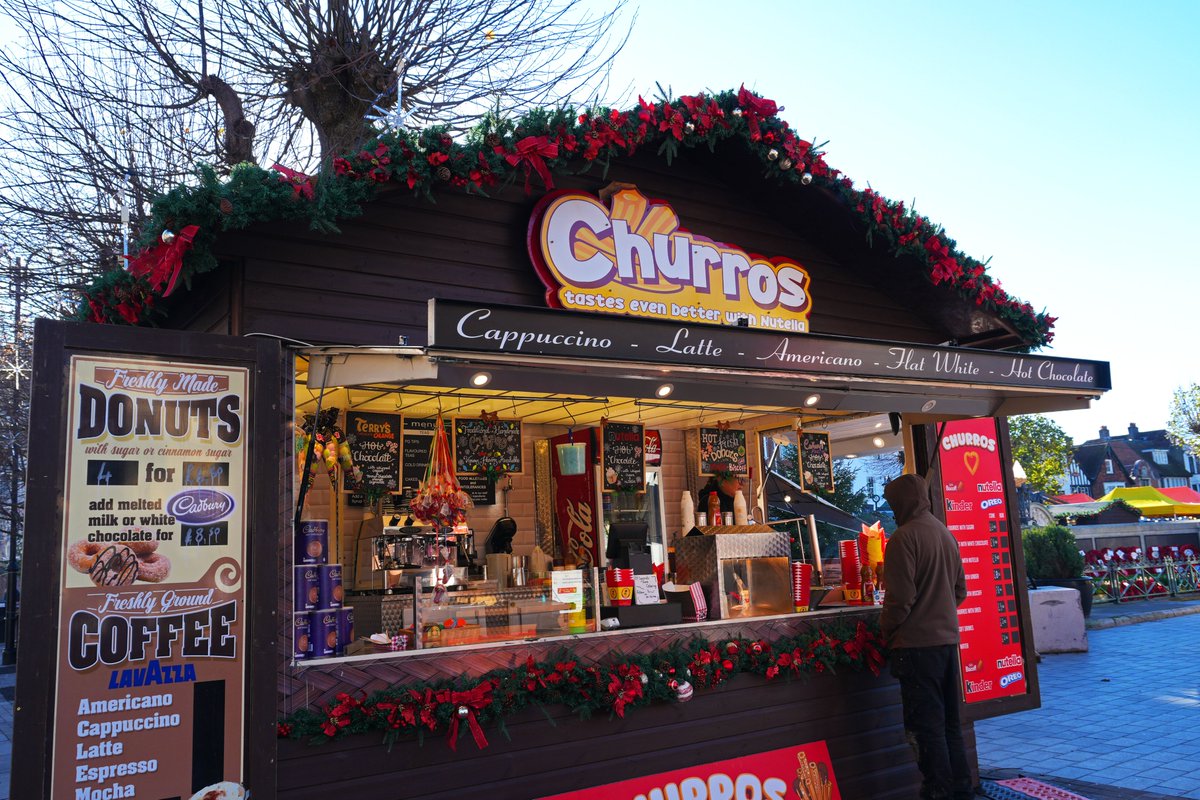 Have you visited Christmas on the Square yet? Pop by to enjoy:
🎁Retail huts
🌭Bratwurst, Yorkshire pudding wraps &amp; more delicious street food
🍬Churros, crepes &amp; other sweet treats
🍻Snow Globe bar
🎅Santa’s Grotto
…all on Salisbury‘s Guildhall Square!
🔗salisburycitycouncil.gov.uk/whats-on/chris…
