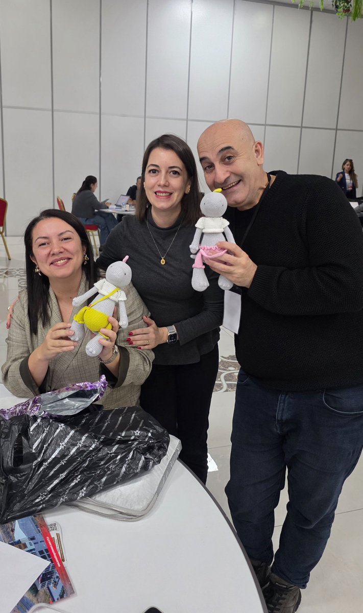 DMelanlioglu's tweet image. Katılımcı sayısı hesaplanırken oluşan ciddiyet, el emegi hediyelerle tebessüme dönüşür.  Çalıştayda bir komisyon hatırası...