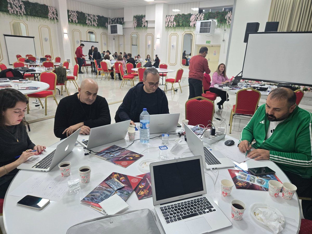 DMelanlioglu's tweet image. Katılımcı sayısı hesaplanırken oluşan ciddiyet, el emegi hediyelerle tebessüme dönüşür.  Çalıştayda bir komisyon hatırası...