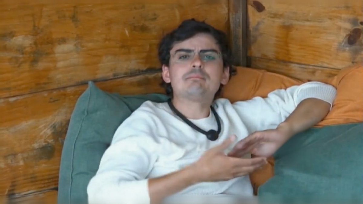 canalantenados's tweet photo. Dudu: "Imagina vocês que tão no trabalho, no emprego de vocês, e o povo fica pedindo pra vocês saírem do emprego, saírem daquela oportunidade. Então, se compadeçam com isso, se coloquem no meu lugar. Imagina esse povo todo pedindo pra eu sair? Imagina você entra num ambiente, ou numa casa, e vai ser expulso daquela casa, ou querem a sua expulsão, a sua saída daquele local."

Saory: "Gente, tá um saco! Porque eu chego perto desse povo, 'fora Dudu, vocês sabem o que tem que fazer, tirar o Dudu'."

Dudu: "E vou te dizer, porquê dessa raiva? Porquê dessa raiva comigo? Porque eu joguei, porque eu apontei?"

Saory: "Vota sem parar. Hoje mete o louco, fica assim com o dedinho. Igual um pica pau." #AFazenda #AFazenda17