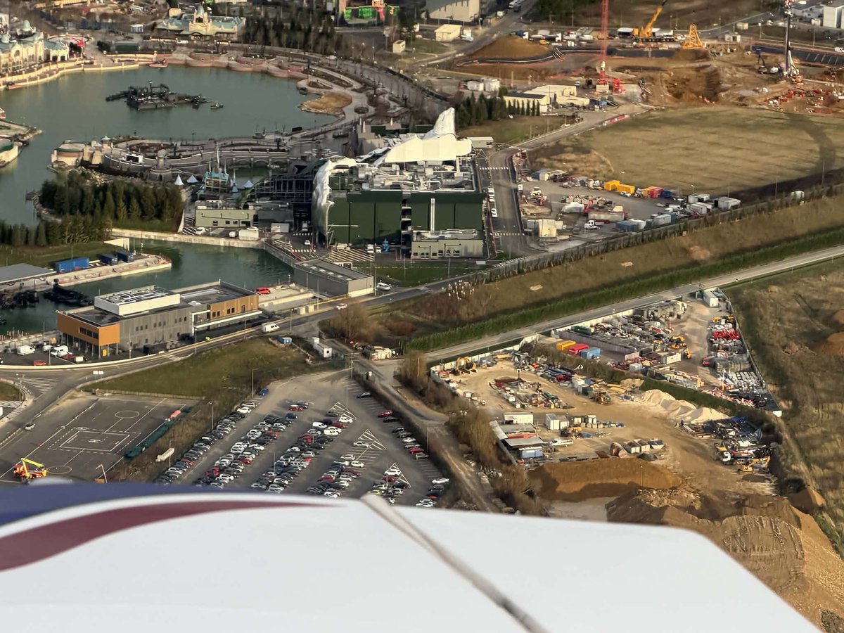 Bieresnparks's tweet photo. Salut à toutes et tous. Notre captain Skouf avait quelques centaines d’€ à dépenser ce matin. Il a donc loué son avion pour faire un survol de Disneyland. Voici quelques photos volontairement non retouchées. Moi j’aime bien les photos des parcs depuis le ciel 😎👍 merci à lui. https://t.co/pOJyiGqtdm