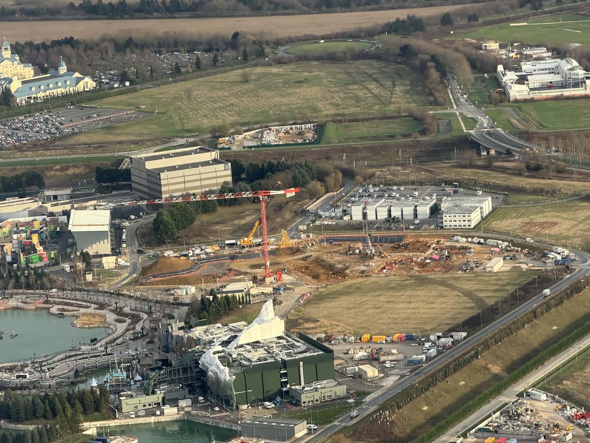 Bieresnparks's tweet photo. Salut à toutes et tous. Notre captain Skouf avait quelques centaines d’€ à dépenser ce matin. Il a donc loué son avion pour faire un survol de Disneyland. Voici quelques photos volontairement non retouchées. Moi j’aime bien les photos des parcs depuis le ciel 😎👍 merci à lui. https://t.co/pOJyiGqtdm