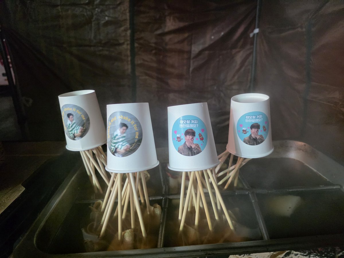 ❄️눈이 펑펑 쏟아지던 12월 13일 밤, 드라마 [샤이닝] 촬영장에 커피차+닭꼬치+어묵 으로 응원의 마음을 보태었습니다. 세트촬영 마지막 팬 서폿이라고 전해 들었는데, 이어지는 로케도 무사히 마무리되길 바랍니다.🙏
#진영 #박진영 #Jinyoung <a href="/JINYOUNG/">박진영</a>
#드라마샤이닝 #샤이닝 #SAYJinyoung