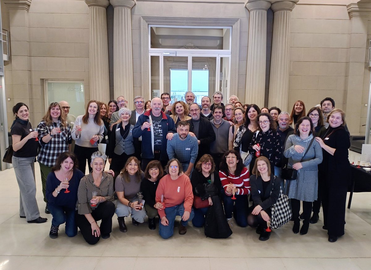 Aquest migdia ha estat molt bonic i emocionant. El Jose Oliva <a href="/jolivapress/">Jose Oliva</a> d'EFE es jubila, després de quatre dècades exercint el periodisme. Un històric del periodisme cultural barceloní, que no s'aturarà. Diu que té molta feina per fer. Vint anys compartint pupitre. Petonàs