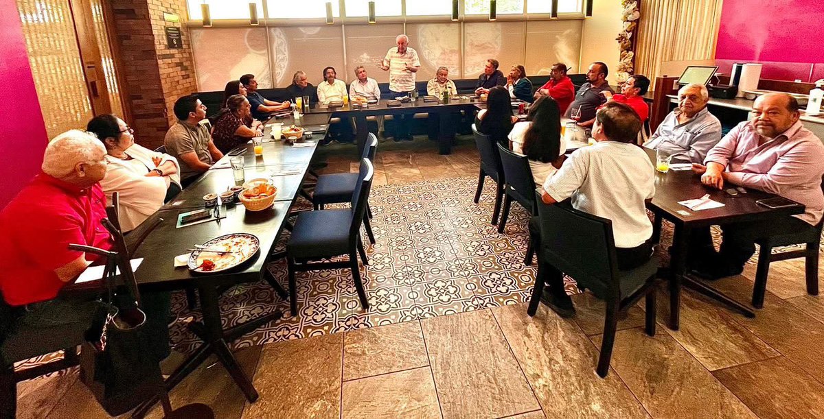 CarlosCastilla8's tweet photo. En Cancún nos reunimos con la @FColosioAC Quintana Roo, el ExGobernador Miguel Borge y Arturo Contreras, centramos objetivos para #RescatarQRoo estamos listos! #PiensaEnGrande #SoyBarrioBravo #DeBuenaMadera @caroviggiano @coraamaliacm @alitomorenoc @PRI_Nacional @PRIQRooOficial https://t.co/4gADWrRNZH