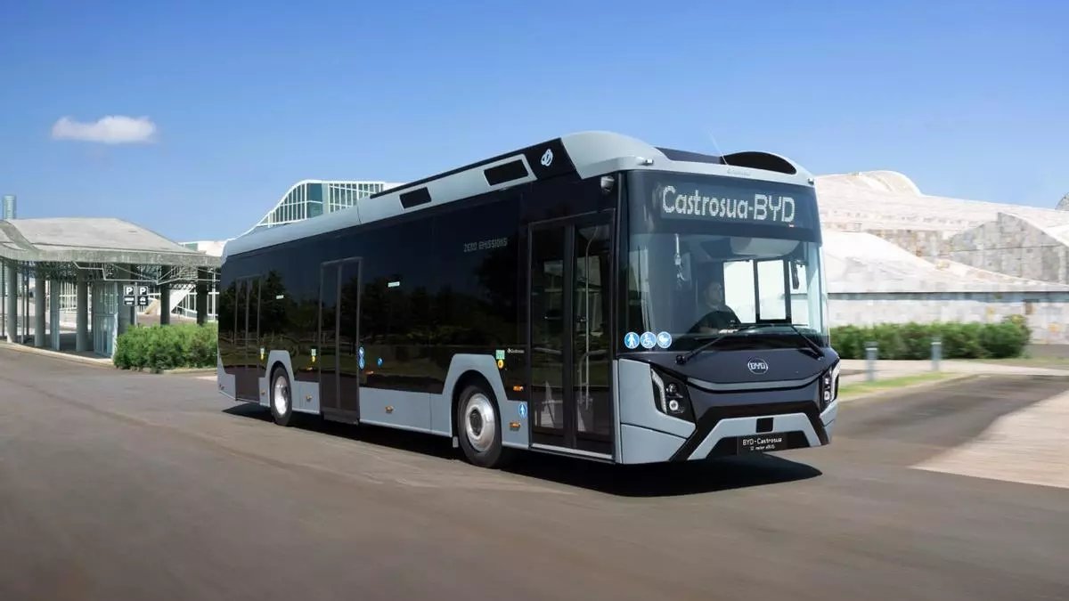 GrupoCastrosua's tweet photo. 👉 Castrosua impulsa la movilidad sostenible en Barcelona: 19 autobuses eléctricos articulados de 18 m con carrocería Nelec y fabricados por #BYD para TMB. Más accesibles, espacios amplios y transporte limpio para el futuro.
#GrupoCastrosua #Nelec #BYD #TMB https://t.co/6YrxD7IDr3