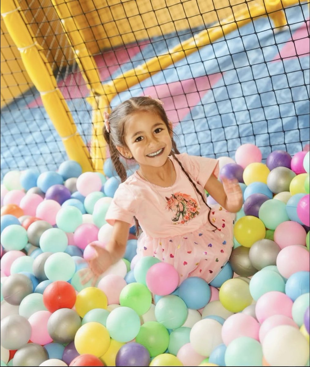 Celebrando en familia el cumpleaños de mi hija Francesca. Les comparto unas foticos y les deseo el mejor comienzo de semana 🤠❤️❤️

#JuanPabloNavarrete #Familia #cumpleaños