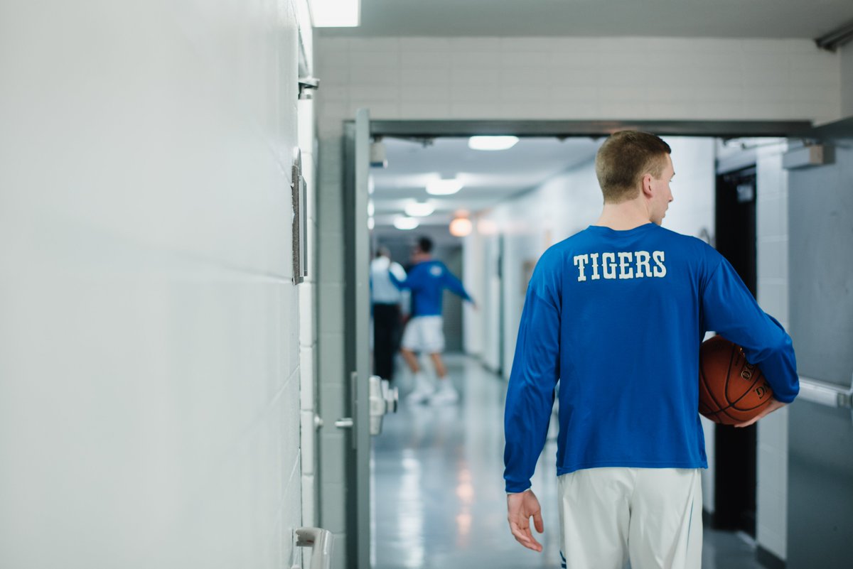DakotaWesleyan's tweet photo. Interested in turning your love for sports into a career? 💼⚽ Our sports management minor gives you the skills to succeed behind the scenes in the sports world – from event planning to team operations. #BleedBlue #SportsManagement #ProgramSpotlight
https://t.co/yklTFj6dcv https://t.co/eEroRV2WB2