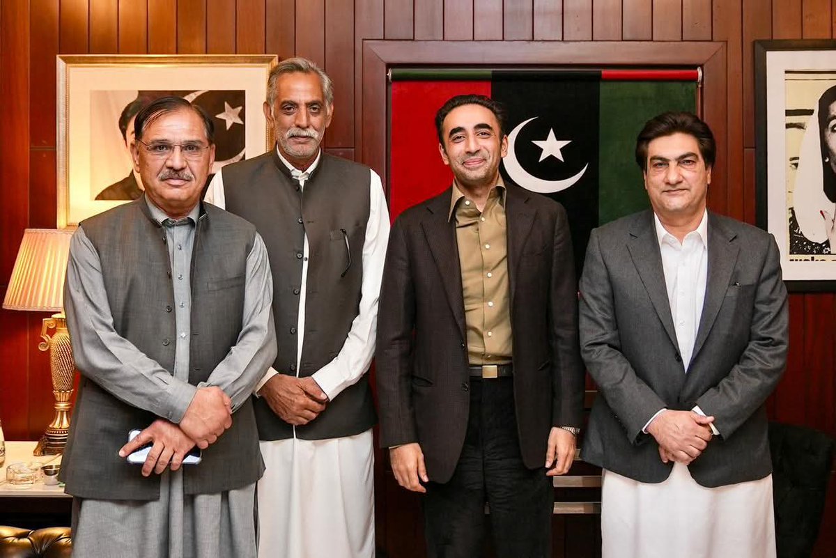 PPPDigitalKPK_'s tweet photo. کراچی: پاکستان پیپلزپارٹی کے چیئرمین بلاول بھٹو زرداری سے پی پی پی کے سیکریٹری جنرل ہمایوں خان نے پی پی پی خیبرپختونخوا کے صدر محمد علی شاہ باچہ اور جنرل سیکریٹری شجاع خان المعروف شازی خان نے بلاول ہاؤس میں ملاقات کی
@BBhuttoZardari
@MHamayunKhan
@SyedMAliShah_
#PPPDigitalK https://t.co/NtNWlqQkL3