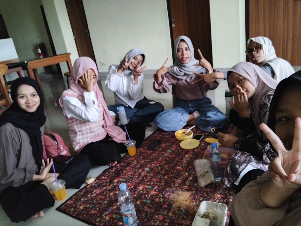 ddddinosaurs's tweet photo. mulai merasakan banyaknya waktu kosong dan jedaa permatkull, dan ditanyainnj muluu ngapaa masukk agrii https://t.co/eGLOSEowF7