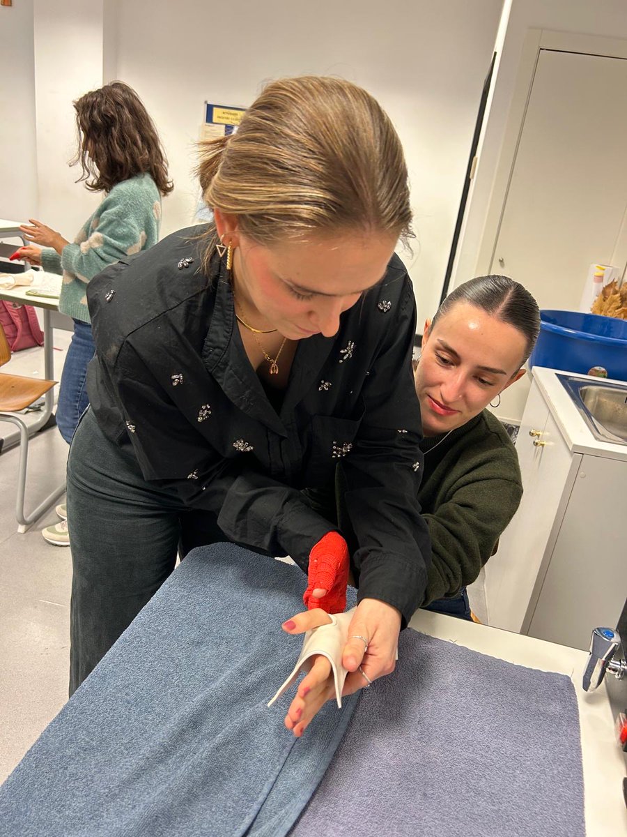📍 Este fin de semana en el Máster contamos con Elena Gómez Patricio, directora y fundadora del Instituto Clínico de la Mano 🖐️.Trabajamos fracturas de miembro superior, su tratamiento y la importancia del ferulaje basado en la práctica clínica y la evidencia.
