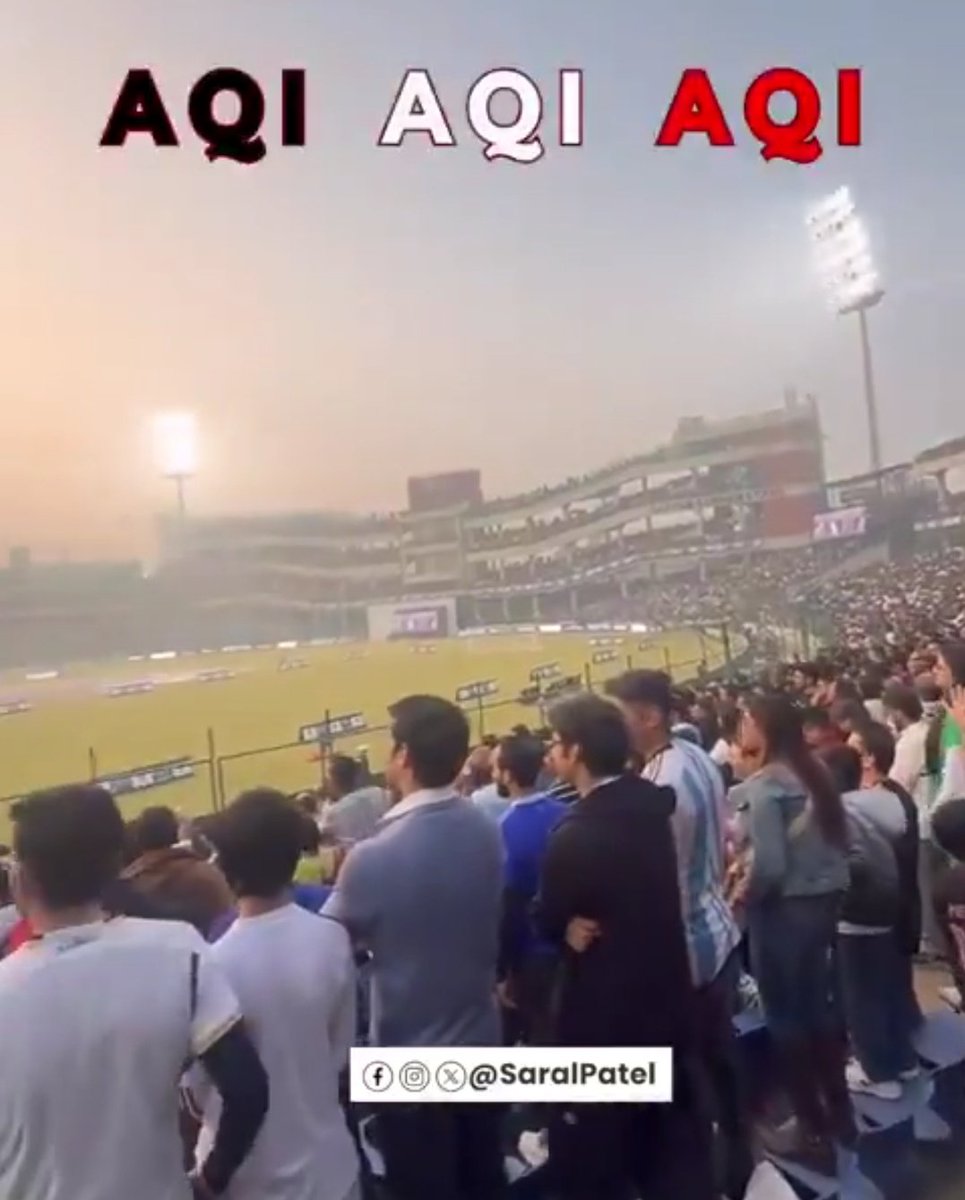 AQI-AQI • रेखा गुप्ता हाय-हाय

दिल्ली के स्टेडियम में जैसे ही मुख्यमंत्री रेखा गुप्ता पहुँची…
भीड़ अचानक फुटबॉल नहीं, प्रदूषण के स्कोर चिल्लाने लगी —

“AQI! AQI!”

जनता का ग़ुस्सा साफ था—
दिल्ली की मुख्यमंत्री की मुश्किलें अब सांस के धुएँ की तरह हर दिन गाढ़ी होती जा रही हैं 🔥
