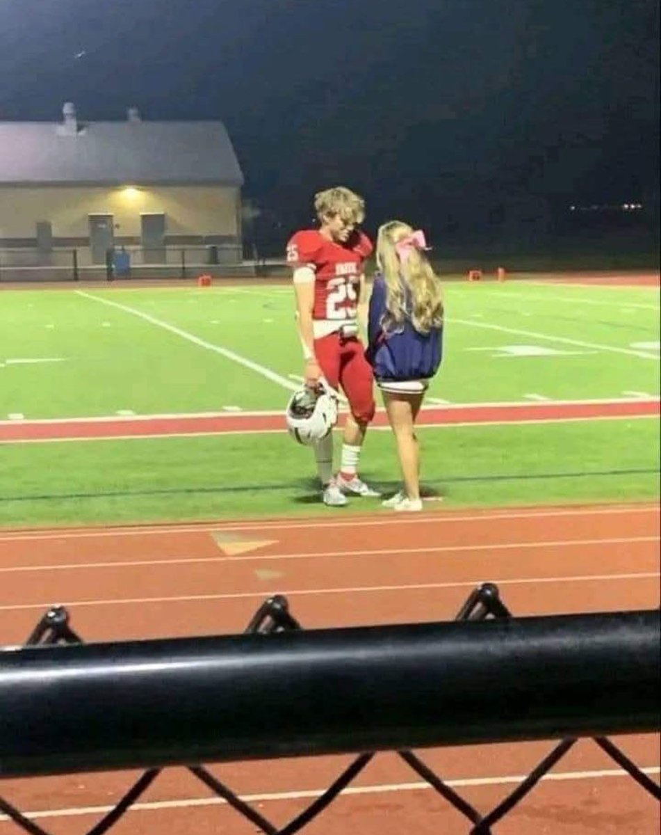 bcemfuria's tweet image. &amp;gt;faço o touchdown da vitoria
&amp;gt;me levantam nos ombros 
&amp;gt;A escola toda me idolatra 
&amp;gt;dou um beijo na lider de torcida 
&amp;gt;falo que encontro ela mais tarde
&amp;gt;entro na minha Bmw M8
&amp;gt;mais um dia comum

Era só ter nascido nos EUA 🇺🇸 pra viver isso na adolescência, mas eu nasci no BOSTIL