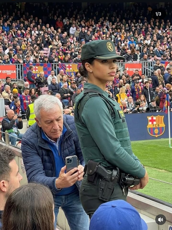 fineboytunde_'s tweet image. See the security guard at camp nou. 😍

Can your club ever? Mes Un Club. 🔵🔴