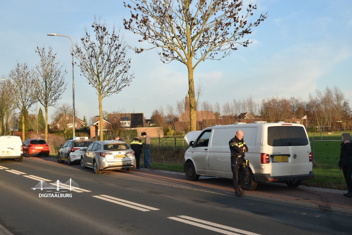 Kop-staart botsing met vier voertuigen op de N831