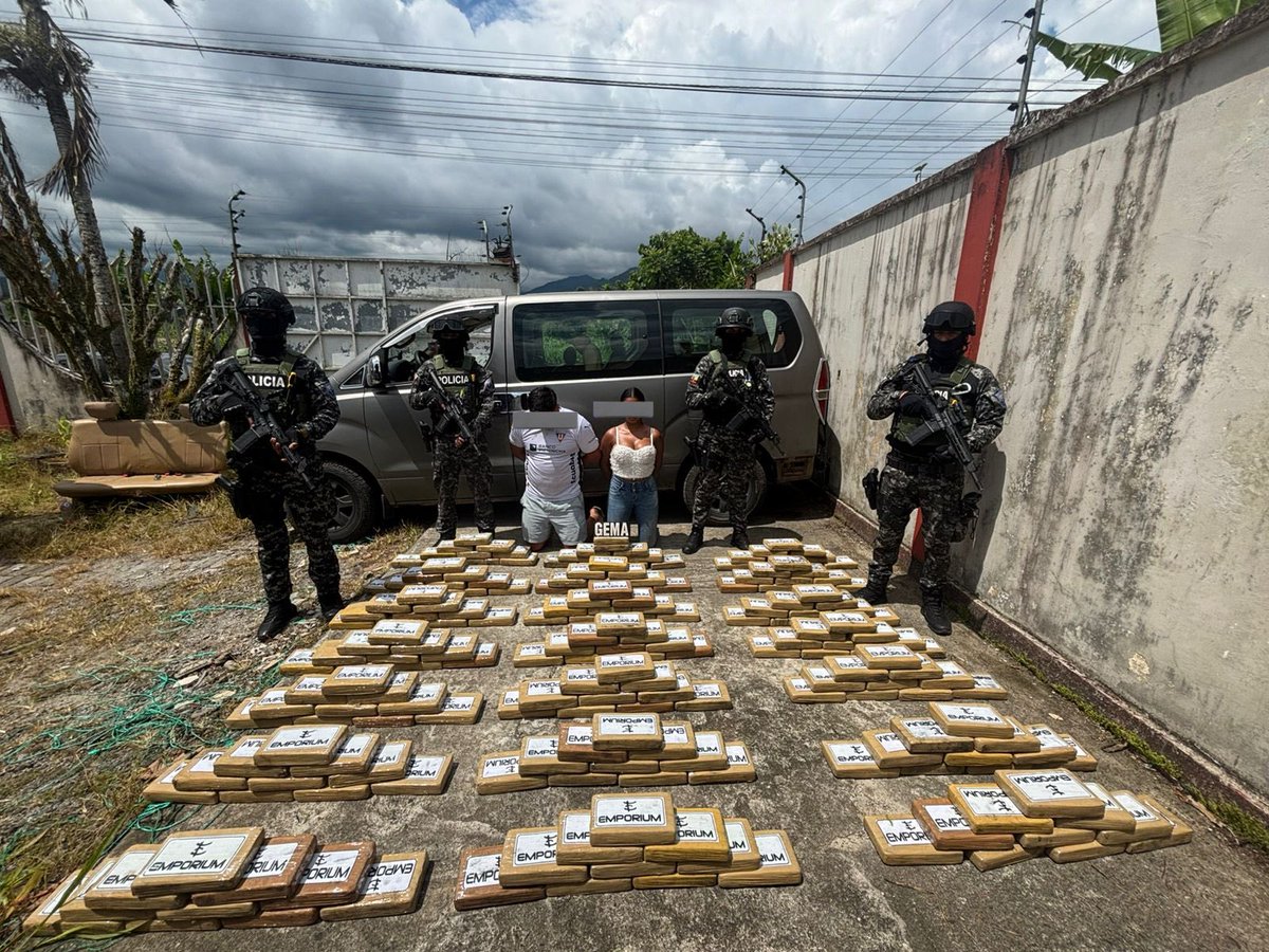 ‼️#URGENTE
Dos personas, que pretendían trasladar droga encaletada en una furgoneta con doble fondo, fueron aprehendidos por la Policía. En total, 211 paquetes de clorhidrato de cocaína, equivalentes a 242 kg de esta sustancia, fueron decomisados. Además, los sospechosos llevaban