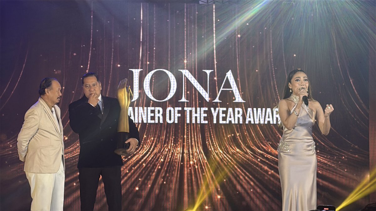 mjfelipe's tweet photo. LOOK: Jona wins 38th Aliw Awards Entertainer of the Year award. https://t.co/diHb8ljNdx