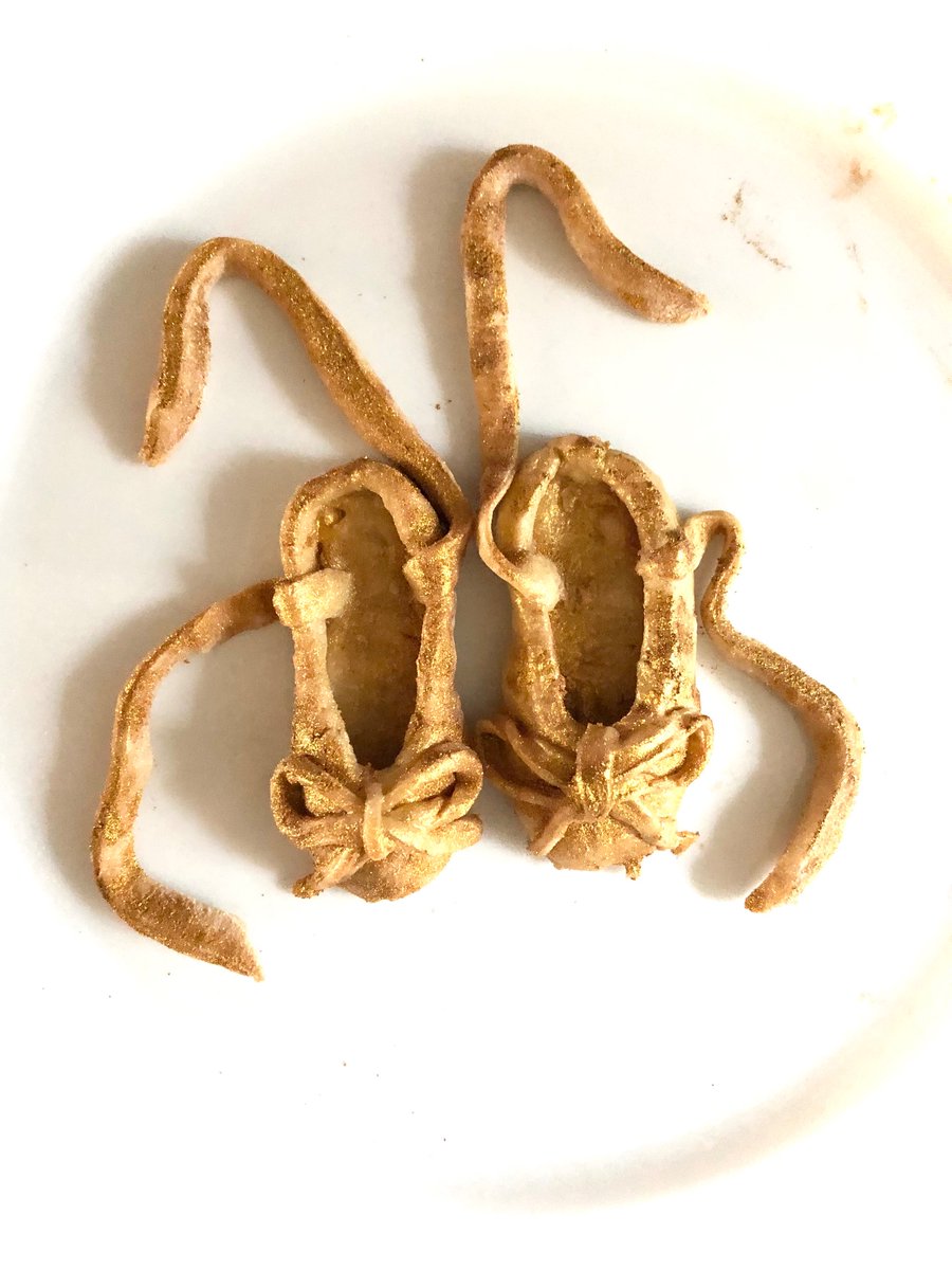 hannahkokoschka's tweet photo. #veganhour @veganhour little #plantbased #oliveoil #shiptonmill flour edible golden #pastry #balletshoes #foodart https://t.co/VuDRtiSAM7