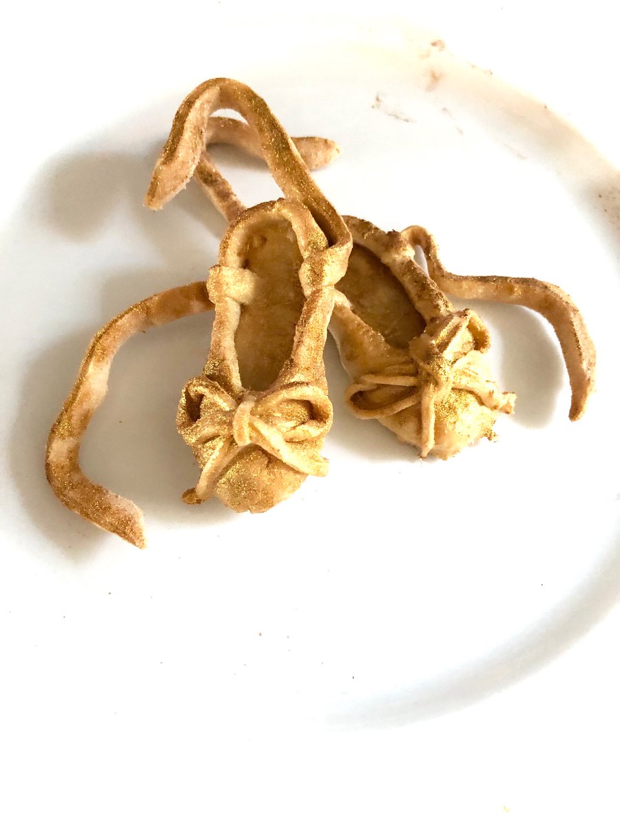 hannahkokoschka's tweet photo. #veganhour @veganhour little #plantbased #oliveoil #shiptonmill flour edible golden #pastry #balletshoes #foodart https://t.co/VuDRtiSAM7