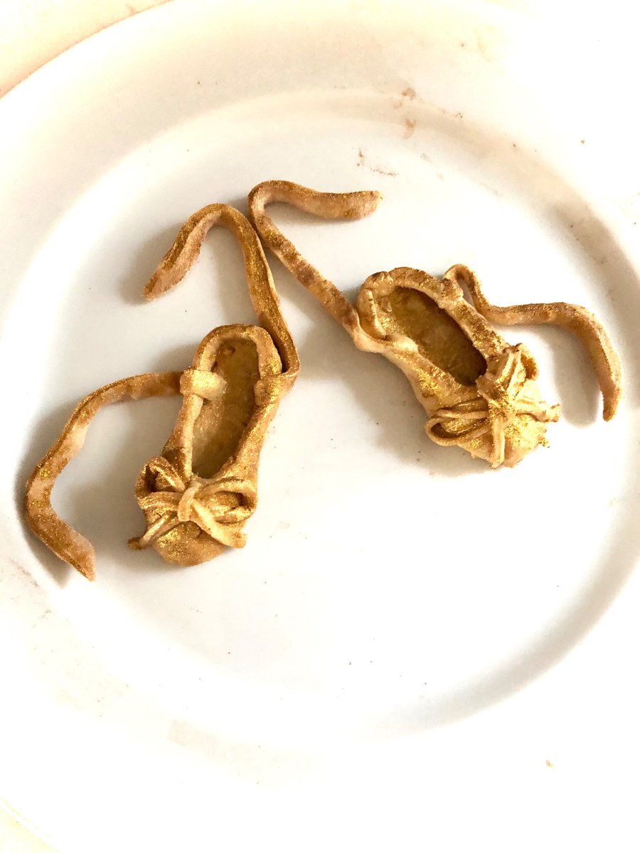 hannahkokoschka's tweet photo. #veganhour @veganhour little #plantbased #oliveoil #shiptonmill flour edible golden #pastry #balletshoes #foodart https://t.co/VuDRtiSAM7